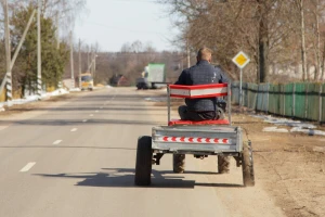 Pao sa prikolice motokultivatora i zadobio teške povrede