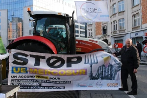 Protest protiv Merkosura: Francuski farmeri pale gume, prosipaju vino, bacaju stajnjak