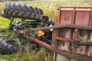 Teška nesreća kod Kraljeva: Traktor prepolovljen, automobil sleteo sa puta