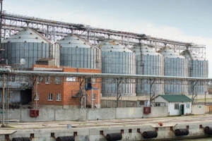 U toku je utvrđivanje uzroka pucanja silosa koji se prepolovio u Jarku