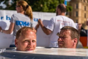 Kupaju se u mleku - nemačkim poljoprivrednicima se prelila čaša