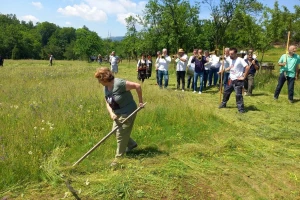Žena rame uz rame sa najboljim koscima na Zlatiboru