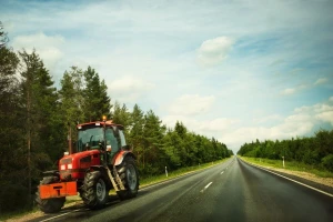 U Nemačkoj kupio traktor pa 700 km vozio do kuće
