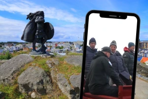 Norveški kralj Harald oduševio - do mesta posete dovezao se na traktorskoj prikolici