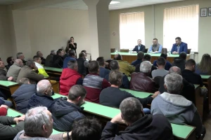Nedimović sa poljoprivrednicima opštine Žabalj razgovarao o elektrifikaciji, ribarstvu i cenama