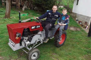 Traktor koji se ne pali na ključ, sa lombardinijevim motorom obrađuje njive?